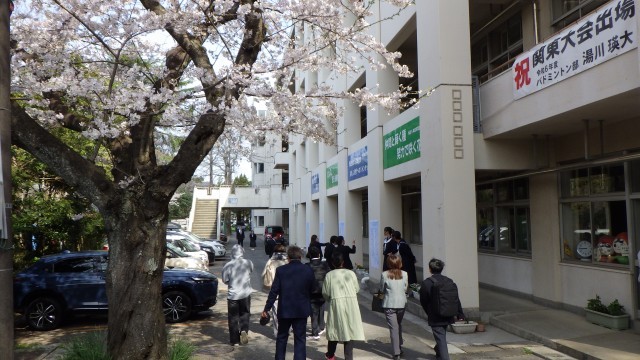 学級発表を校舎前で行いました。