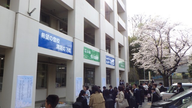 学級を確認して、受付に向かいます。