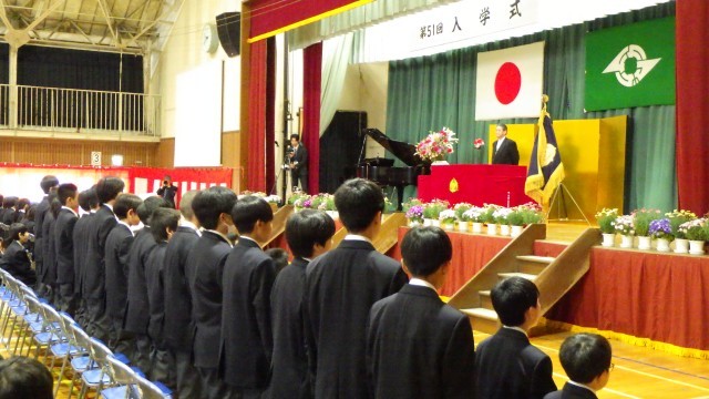 担任の先生から入学を確認するための呼名があり、大きな声で「はい」と返事で答えます。