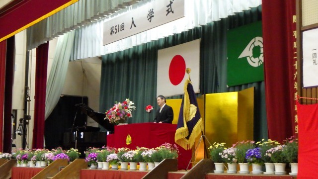 校長が式辞を読み上げました。