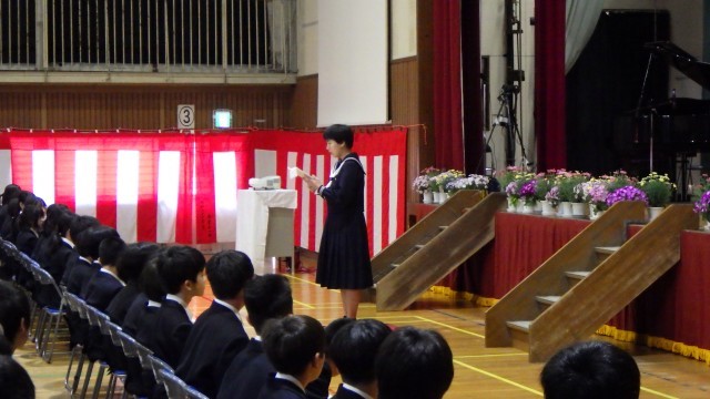在校生代表の歓迎のことば。