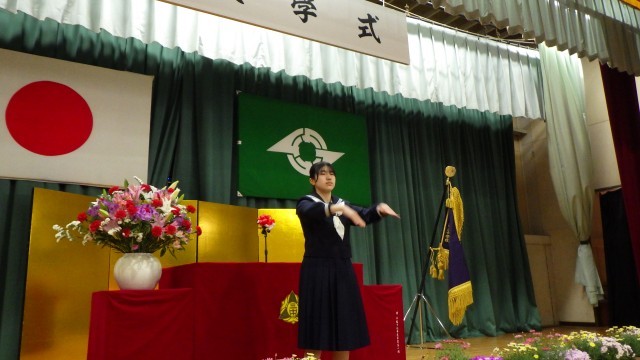 伝統の大地讃頌を２，３年生は歌いました。